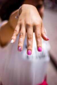 手のシミを隠すための効果的なケア方法は？