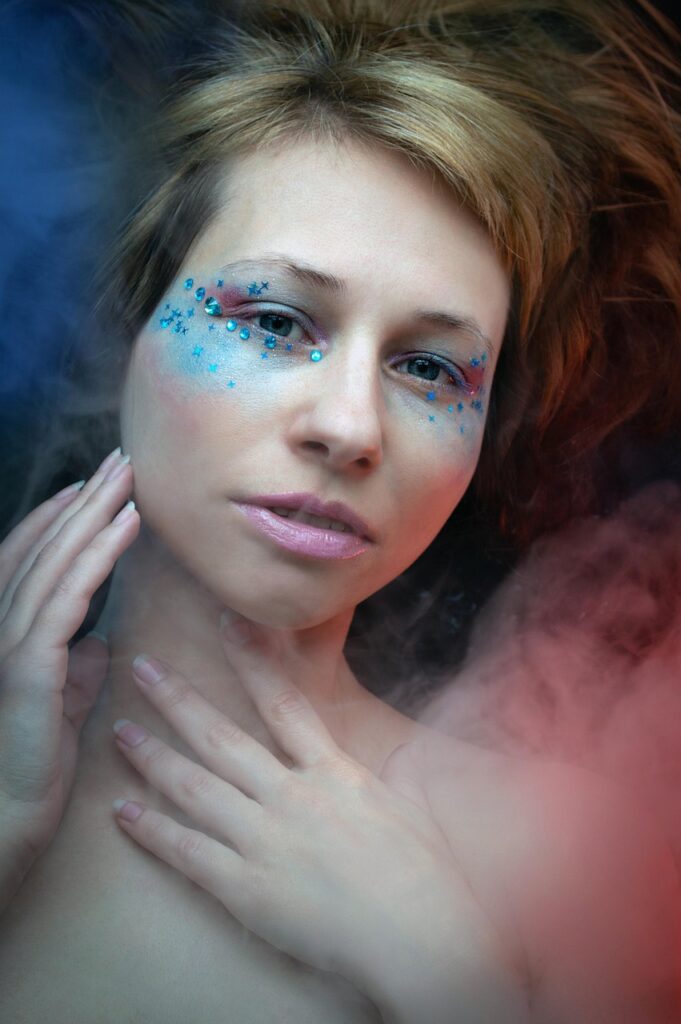 写真で老けて見えるメイクの原因は何ですか？