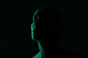 赤みや乾燥でしみる肌に効果的なスキンケア対策は？